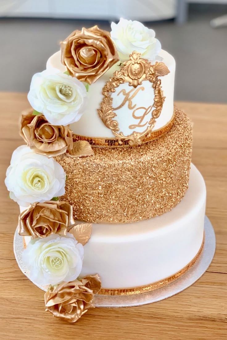 Gâteau de mariage à trois étages orné de fleurs comestibles